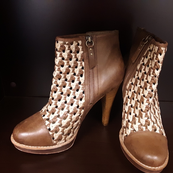 Ladies UGG leather booties - Picture 3 of 3